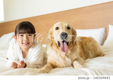 犬と遊ぶ女の子 犬と遊ぶ女の子 140304691