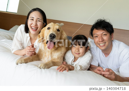 若い家族　ペット　犬　幸せな家族イメージ 140304718