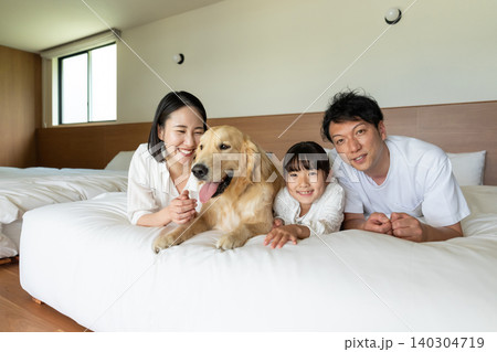 若い家族　ペット　犬　幸せな家族イメージ 140304719