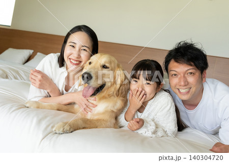 若い家族　ペット　犬　幸せな家族イメージ 140304720