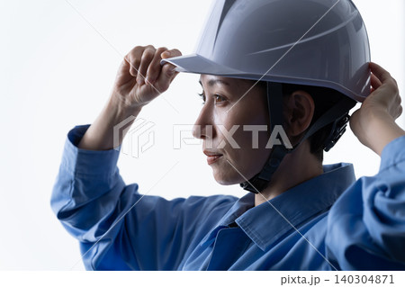 工事現場で働く女性作業員 工事現場で働く女性作業員 140304871