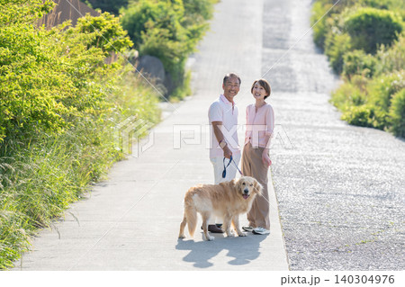犬の散歩をするシニア夫婦 犬の散歩をするシニア夫婦 140304976