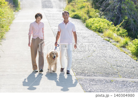 犬の散歩をするシニア夫婦 犬の散歩をするシニア夫婦 140304980