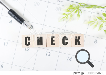 カレンダーとCHECKの文字。予定確認と虫眼鏡のビジネスイメージ。スケジュール管理 140305079