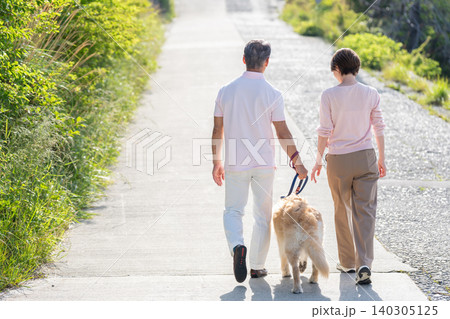 犬の散歩をするシニア夫婦 犬の散歩をするシニア夫婦 140305125