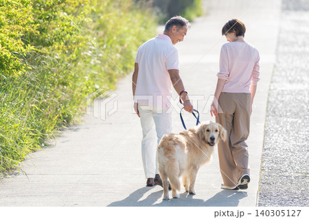 犬の散歩をするシニア夫婦 犬の散歩をするシニア夫婦 140305127
