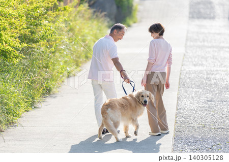 犬の散歩をするシニア夫婦 140305128