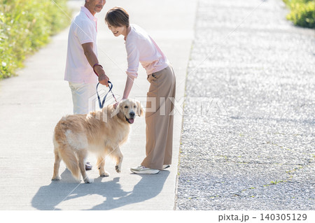 犬の散歩をするシニア夫婦 140305129