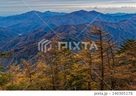 大菩薩峠から見る奥多摩三山 大菩薩峠から見る奥多摩三山 140305178