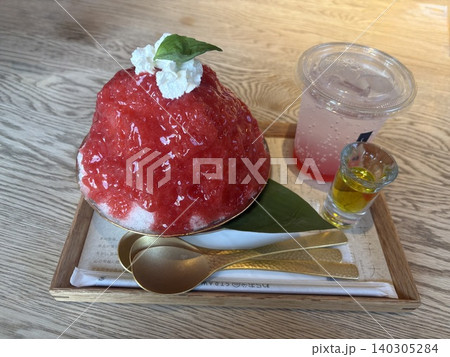 夏のご馳走 奈良のブランド苺「古都華」をたっぷり使った贅沢なかき氷 夏のご馳走 奈良のブランド苺「古都華」をたっぷり使った贅沢なかき氷 140305284