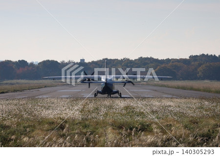 滑走路で離陸許可を待つ飛行機 滑走路で離陸許可を待つ飛行機 140305293