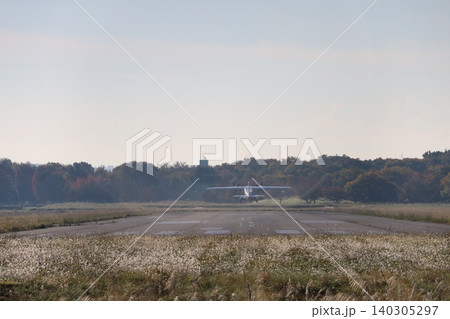 滑走路を飛び立つ飛行機 滑走路を飛び立つ飛行機 140305297
