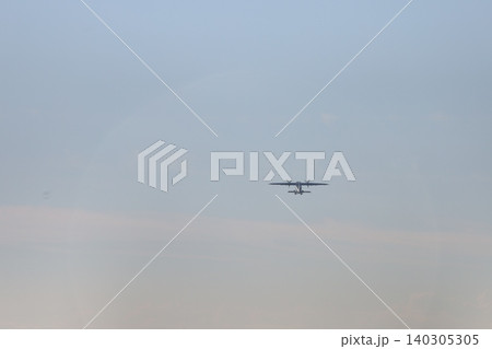 虹色に染まる空に向けて飛び立つ小さな飛行機 虹色に染まる空に向けて飛び立つ小さな飛行機 140305305