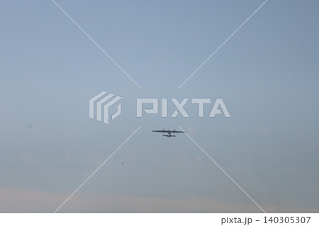 伊豆の島に向けて東京の大空に向かうプロペラ飛行機 伊豆の島に向けて東京の大空に向かうプロペラ飛行機 140305307