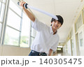 刀を突き出す少年 140305475