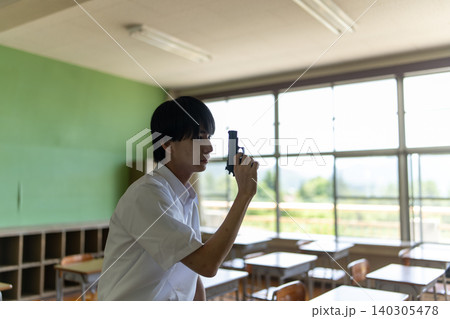 教室で銃を持つ少年 140305478