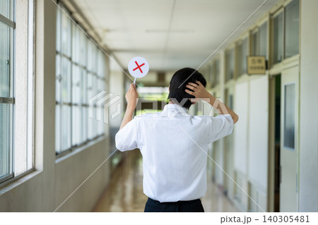 背を向ける悩める学生 背を向ける悩める学生 140305481