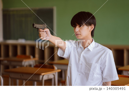 教室で銃を構える少年 140305491