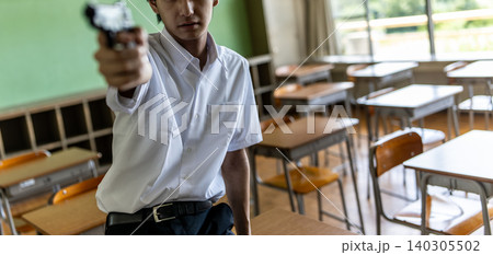 教室で銃を構える男子学生 140305502