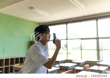 教室で銃を構える少年 140305503