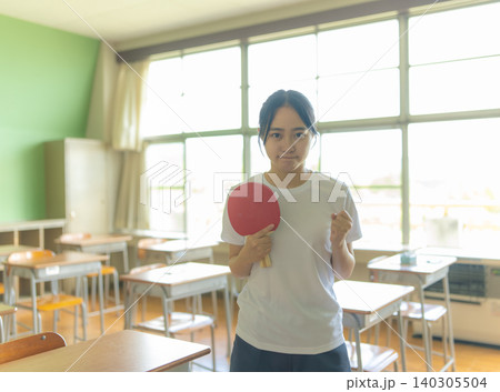 卓球ラケットを構える女子学生 卓球ラケットを構える女子学生 140305504
