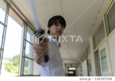 廊下で刀を突き出す少年 廊下で刀を突き出す少年 140305506