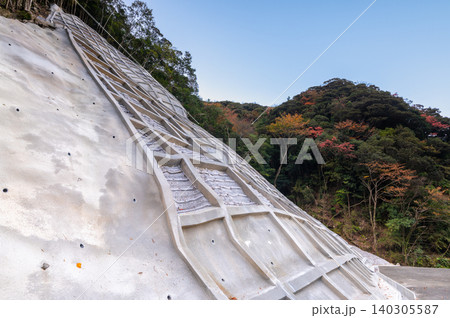 治山事業 法枠工 洋上アルプス屋久島(冬 治山事業 法枠工 洋上アルプス屋久島(冬 140305587