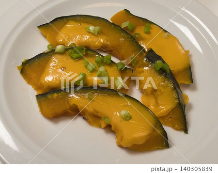かぼちゃチーズ焼き、妻の手作り家庭料理、家庭で楽しむ夕ご飯、幸せ家族 140305839
