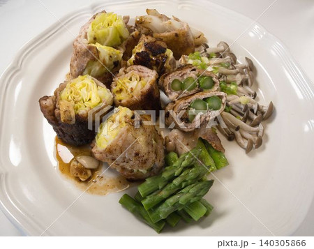 きゃべつとアスパラの肉巻き、妻の手作り家庭料理、家庭で楽しむ夕ご飯、幸せ家族 140305866