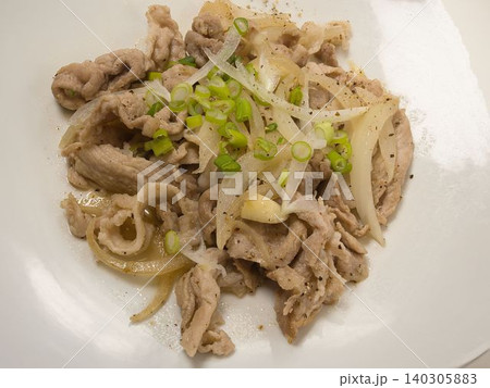豚肉とキャベツの炒め物、妻の手作り家庭料理、家庭で楽しむ夕ご飯、幸せ家族 140305883
