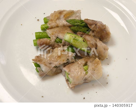アスパラ豚肉巻き、妻の手作り家庭料理、家庭で楽しむ夕ご飯、幸せ家族 140305917