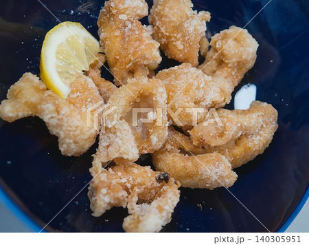 カワカリカリ揚げ、妻の手作り家庭料理、家庭で楽しむ夕ご飯、幸せ家族 140305951