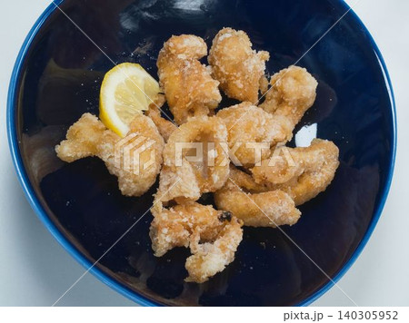 鶏かわ唐揚げ、妻の手作り家庭料理、家庭で楽しむ夕ご飯、幸せ家族 140305952