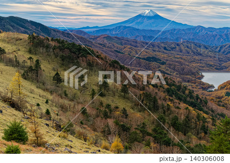 大菩薩嶺稜線から見る朝の富士山 大菩薩嶺稜線から見る朝の富士山 140306008