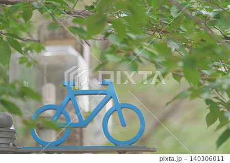 サイクリングロードにある自転車マーク サイクリングロードにある自転車マーク 140306011