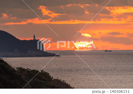 屋久島の夕景 屋久島灯台とダルマ夕日(冬 屋久島の夕景 屋久島灯台とダルマ夕日(冬 140306151