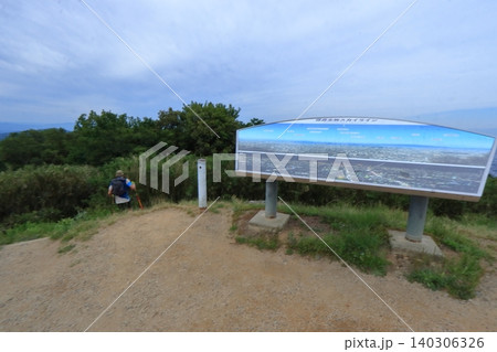 信貴生駒スカイラインのパノラマ展望台と暗峠へのハイキングコース(奈良と大阪の県境) 信貴生駒スカイラインのパノラマ展望台と暗峠へのハイキングコース(奈良と大阪の県境) 140306326