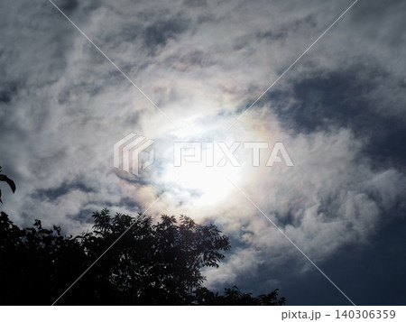 雲から覗く太陽 雲から覗く太陽 140306359