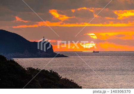 東シナ海に沈む夕日 夕景 神が宿る屋久島(冬 東シナ海に沈む夕日 夕景 神が宿る屋久島(冬 140306370