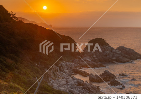 東シナ海に沈む夕日 夕景 神が宿る屋久島(冬 東シナ海に沈む夕日 夕景 神が宿る屋久島(冬 140306373