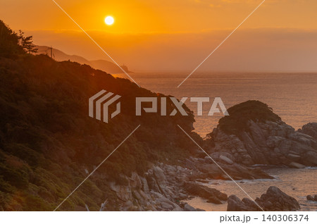 東シナ海に沈む夕日 夕景 神が宿る屋久島(冬 東シナ海に沈む夕日 夕景 神が宿る屋久島(冬 140306374