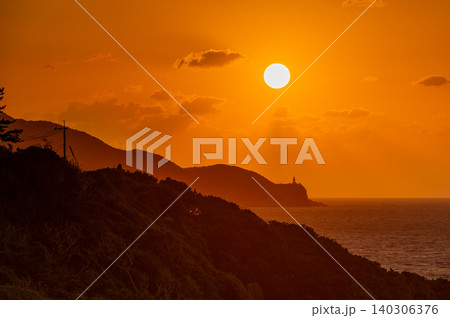 東シナ海に沈む夕日 夕景 神が宿る屋久島(冬 東シナ海に沈む夕日 夕景 神が宿る屋久島(冬 140306376