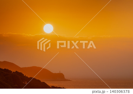 東シナ海に沈む夕日 夕景 神が宿る屋久島(冬 東シナ海に沈む夕日 夕景 神が宿る屋久島(冬 140306378