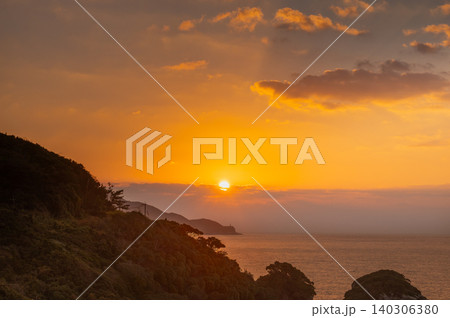 東シナ海に沈む夕日 夕景 神が宿る屋久島(冬 東シナ海に沈む夕日 夕景 神が宿る屋久島(冬 140306380