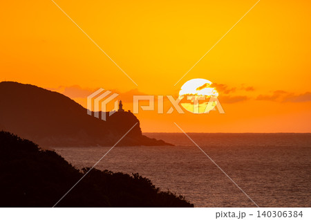 東シナ海に沈む夕日 夕景 神が宿る屋久島(冬 東シナ海に沈む夕日 夕景 神が宿る屋久島(冬 140306384