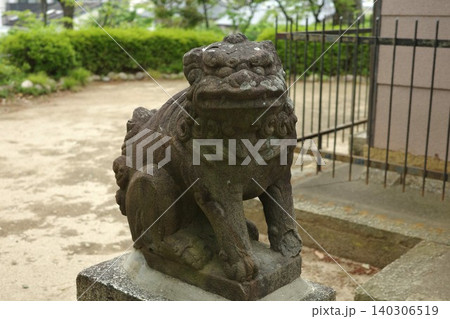 神社本殿前の経年劣化した狛犬の石像 140306519