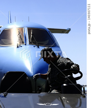 航空自衛官とU-125A 航空自衛官とU-125A 140307111