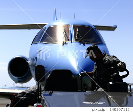 航空自衛官とU-125A 140307113
