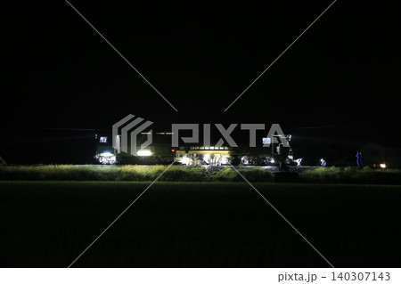 深夜に保線作業をするマルチプルタイタンパー 深夜に保線作業をするマルチプルタイタンパー 140307143