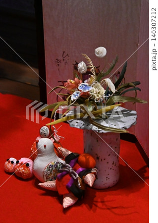 ひな祭りを彩るつるし飾りと花飾り ひな祭りを彩るつるし飾りと花飾り 140307212
